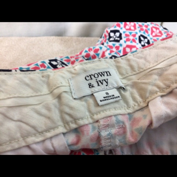 Woman’s Sz 8 CROWN & IVY Multicolor Shorts pre-own - Picture 6 of 7